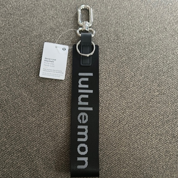 Lululemon 🍋❤️🍋 Black & Grey Never Lost Keychain~NWT - Picture 7 of 7